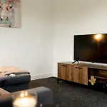 Modern 2-Bed Apartment With Balcony, Close To Oxford City Centre With Free Parking