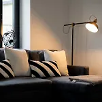 Modern 2-Bed Apartment With Balcony, Close To Oxford City Centre With Free Parking