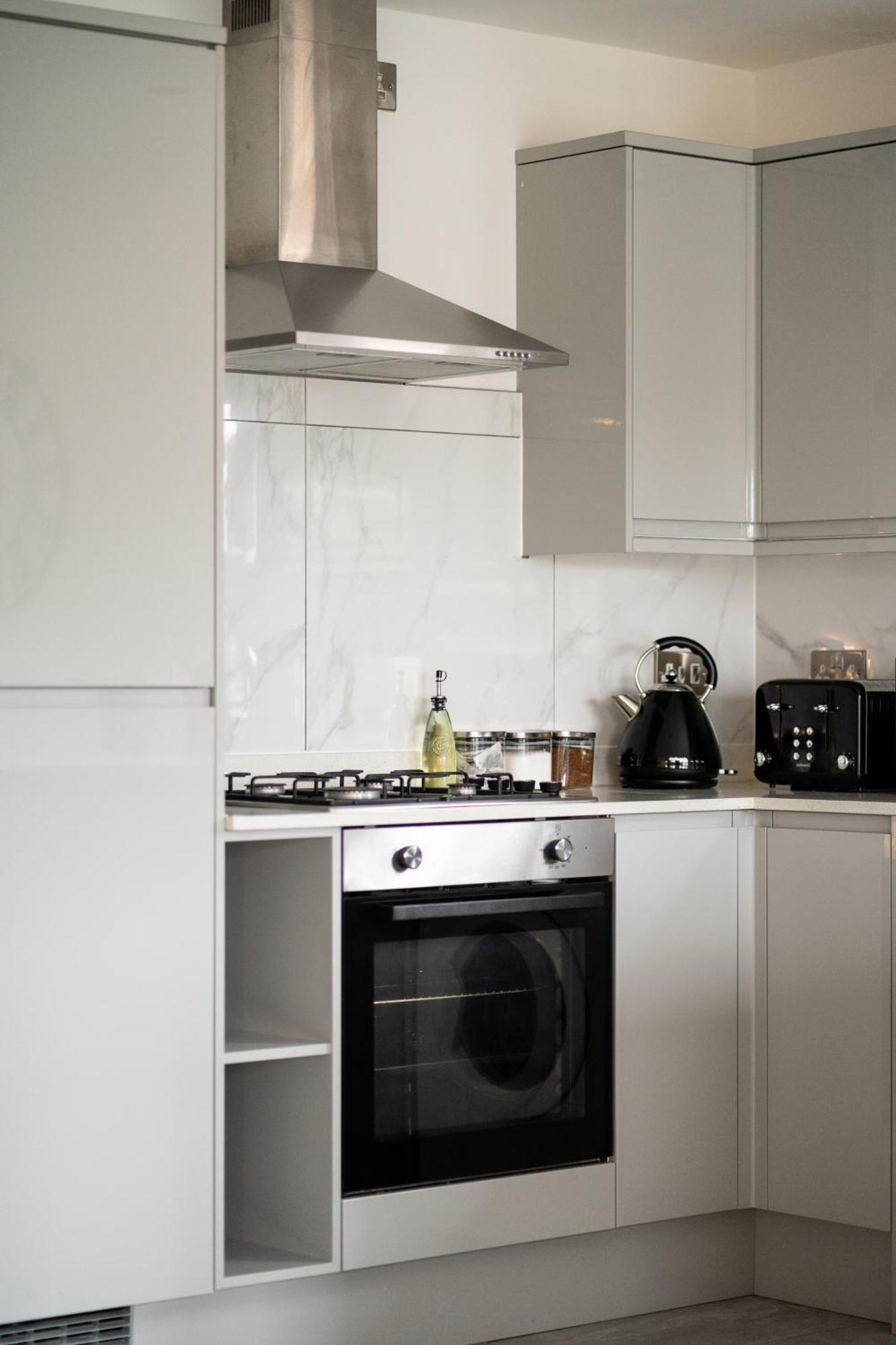 Modern 2-bed With Balcony, Close To Centre With Free Parking Appartamento