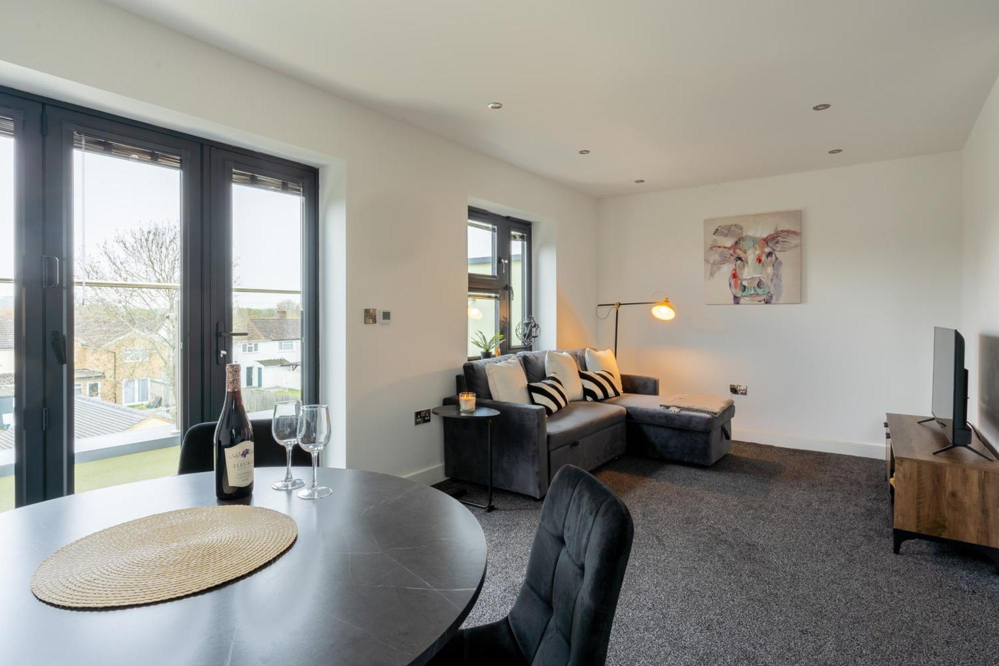 Modern 2-bed With Balcony, Close To Centre With Free Parking Appartamento