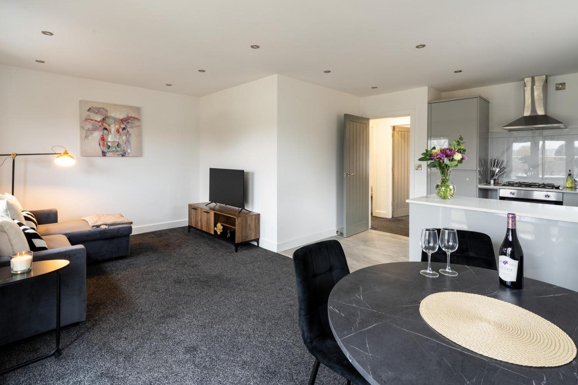 Modern 2-bed With Balcony, Close To Centre With Free Parking Appartamento *