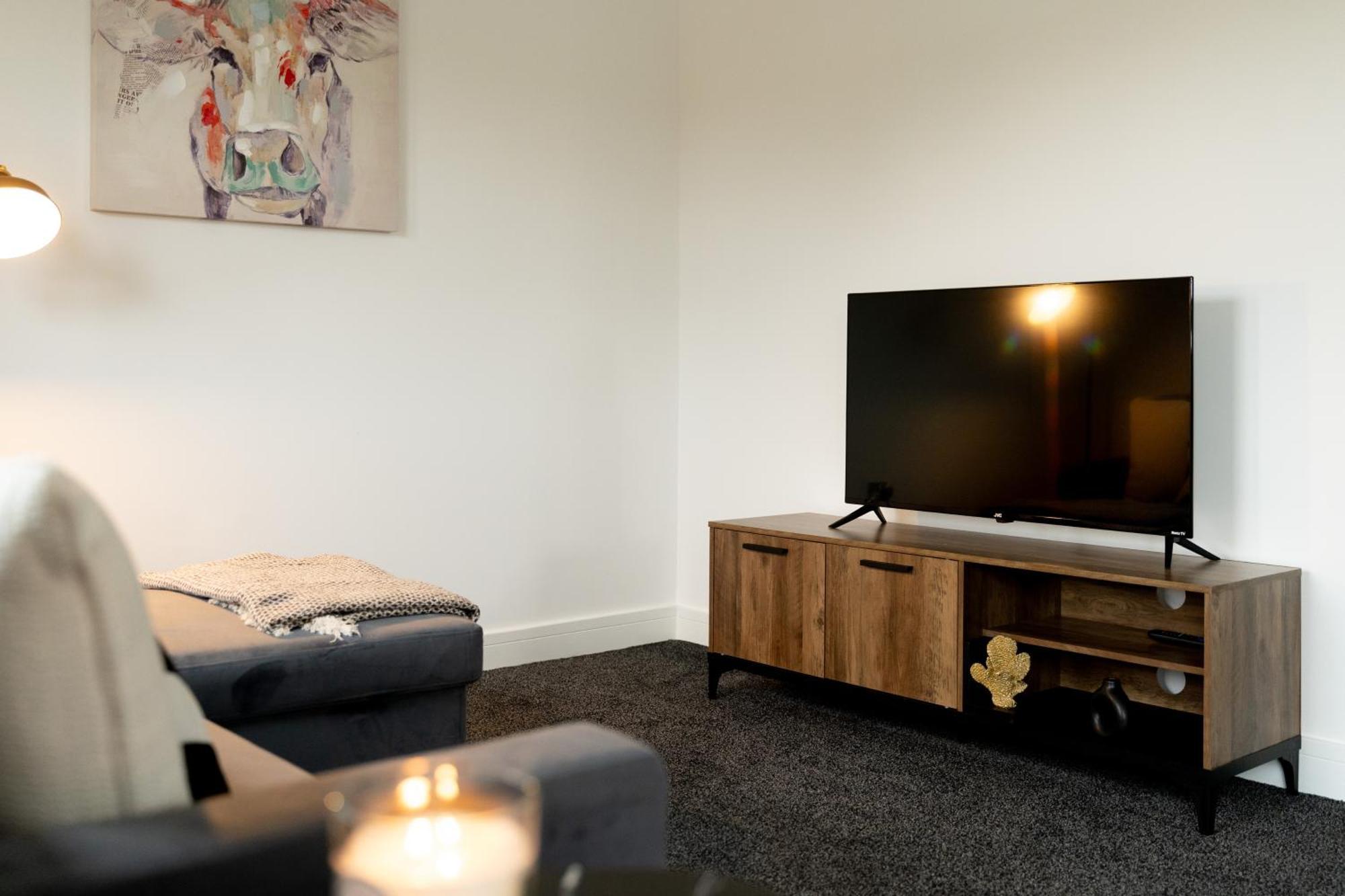 Modern 2-bed With Balcony, Close To Centre With Free Parking Apartament