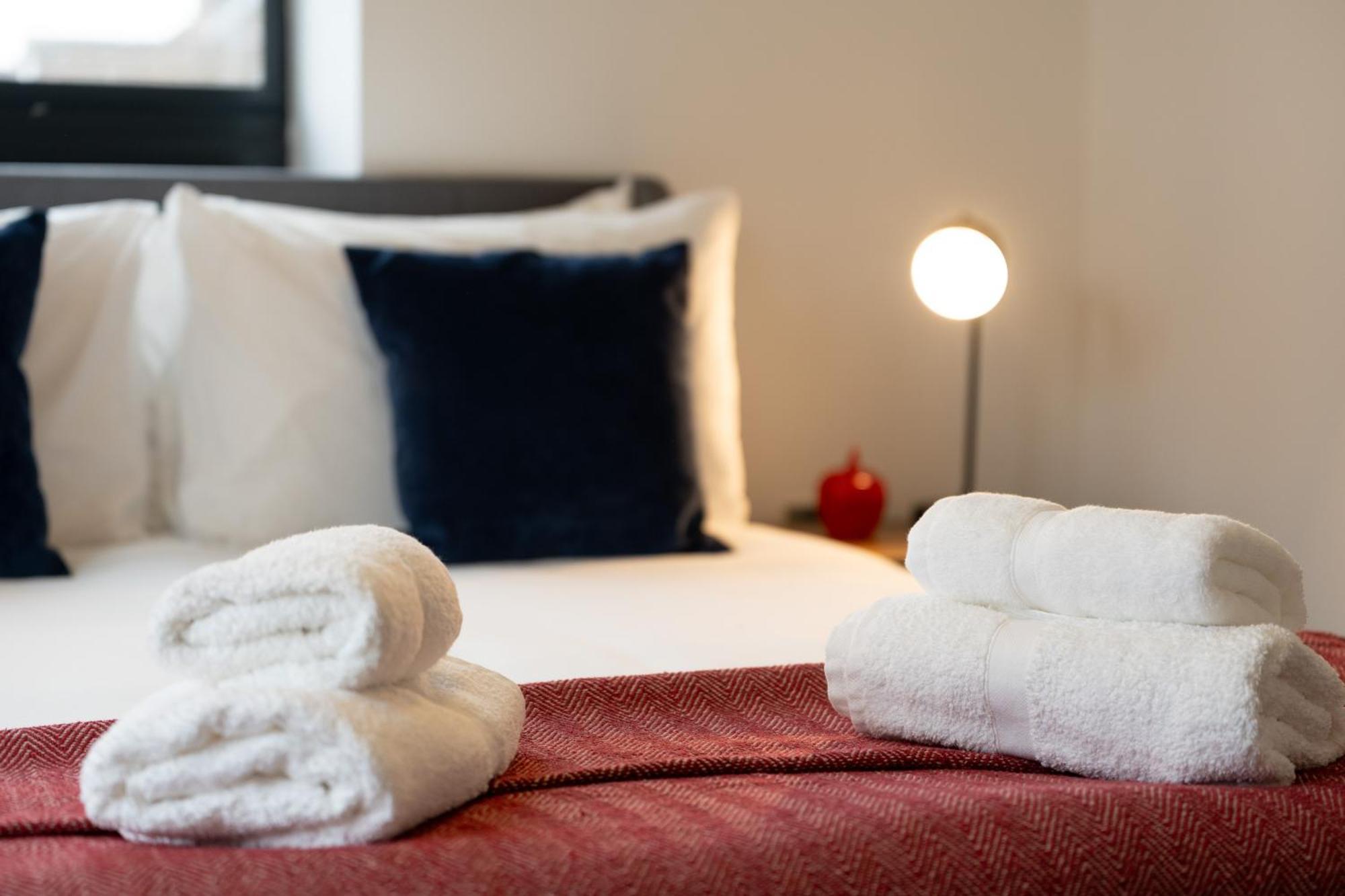 Modern 2-bed With Balcony, Close To Centre With Free Parking Apartament